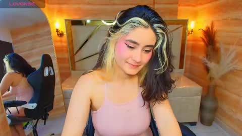 Snapshot of sofi_r_ chatting on November 30, 1:26 pm sofi_r_ online show from November 30, 1:26 pm