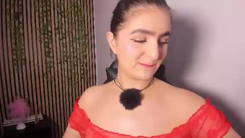 Snapshot of sofia44 chatting on June 25, 6:01 pm Skarlett online show from June 25, 6:01 pm