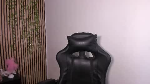 Snapshot of sofia44 chatting on July 17, 6:57 pm Skarlett online show from July 17, 6:57 pm
