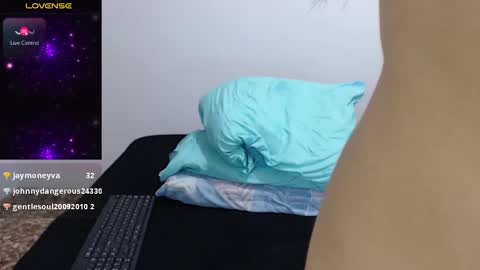 sofia  whitee online show from December 5, 9:39 am