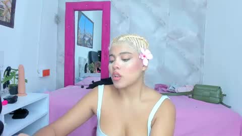 Snapshot of sofiacastillo01 chatting on June 21, 1:35 pm sofiacastillo01 online show from June 21, 1:35 pm