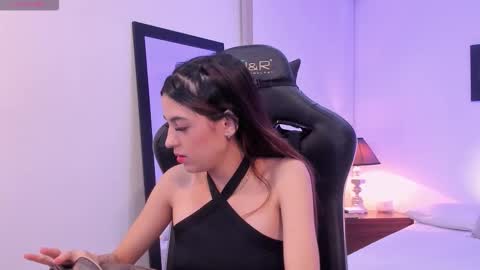 Snapshot of sofiarouge_ chatting on November 13, 7:35 pm Sofia Help me reach 5K followers online show from November 13, 7:35 pm