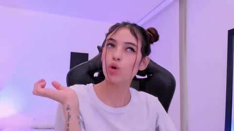 Snapshot of sofiarouge_ chatting on November 26, 8:32 pm Sofia Help me reach 5K followers online show from November 26, 8:32 pm