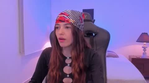 Snapshot of sofiarouge_ chatting on December 16, 7:52 pm Sofia Help me reach 5K followers online show from December 16, 7:52 pm