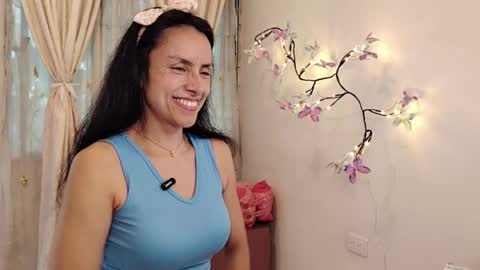 Snapshot of sofibelladelavega chatting on May 8, 7:19 pm Sofi Bella online show from May 8, 7:19 pm