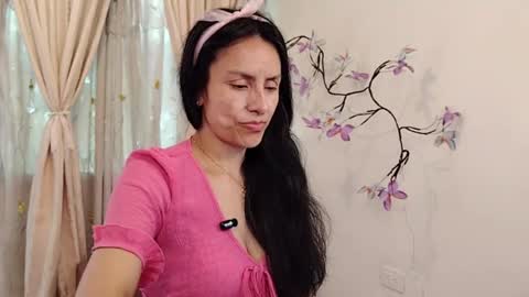 Snapshot of sofibelladelavega chatting on May 13, 7:33 pm Sofi Bella online show from May 13, 7:33 pm