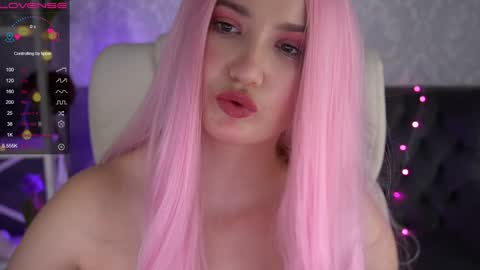 Snapshot of sofiebloom chatting on December 8, 9:52 pm Sofie online show from December 8, 9:52 pm