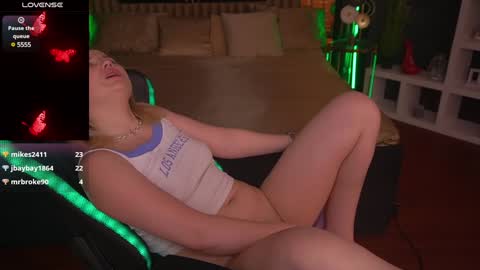 Snapshot of sofiebloom chatting on February 5, 4:16 am Sofie online show from February 5, 4:16 am