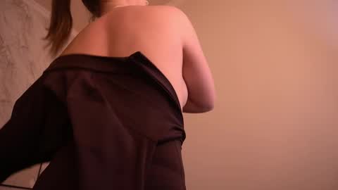 Snapshot of sofiebloom chatting on June 5, 10:48 pm Sofie online show from June 5, 10:48 pm