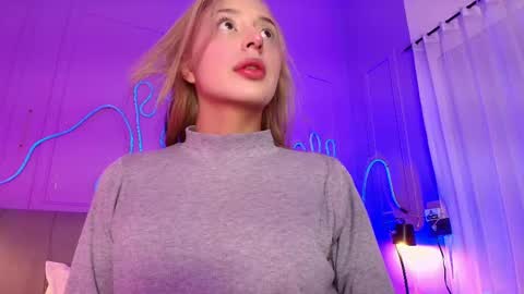 Snapshot of sofly_s chatting on May 28, 11:51 am Sofi online show from May 28, 11:51 am
