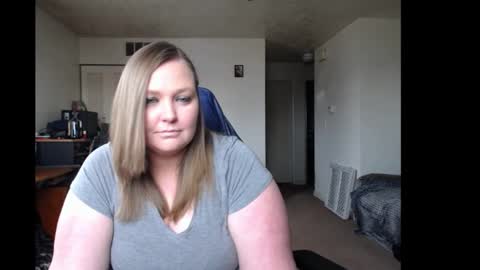 Snapshot of softerpeaches chatting on February 3, 6:17 pm Rose online show from February 3, 6:17 pm