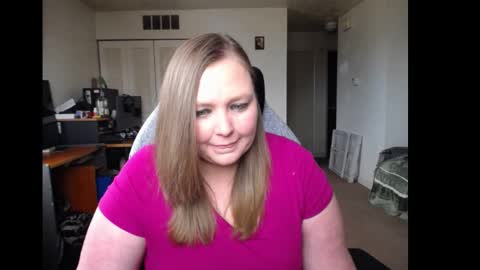 Snapshot of softerpeaches chatting on March 3, 9:05 pm Rose online show from March 3, 9:05 pm