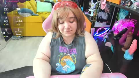 Snapshot of softie_sofy chatting on May 8, 2:28 am Sofie online show from May 8, 2:28 am