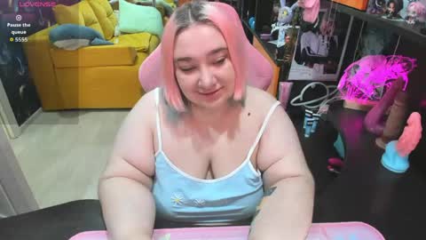 Snapshot of softie_sofy chatting on May 19, 3:35 am Sofie online show from May 19, 3:35 am