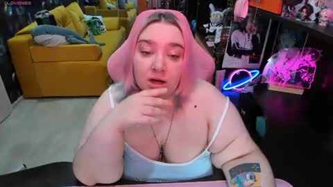 Snapshot of softie_sofy chatting on June 16, 2:47 am Sofie online show from June 16, 2:47 am