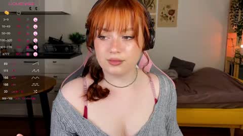 Snapshot of sofy_benson chatting on June 24, 1:43 pm Sofy online show from June 24, 1:43 pm