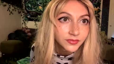 Snapshot of solshimmer chatting on October 11, 5:39 am solshimmer online show from October 11, 5:39 am