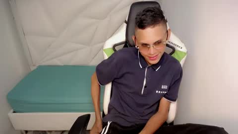 Snapshot of sombra_18 chatting on May 23, 5:01 am ESTEBAN online show from May 23, 5:01 am