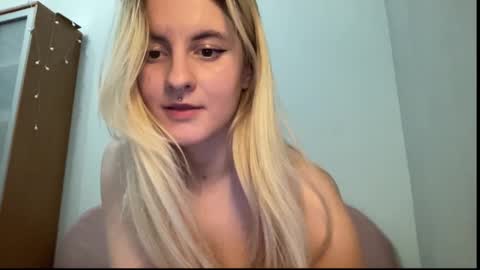 Snapshot of sonyawalker chatting on February 19, 4:44 am Sonya online show from February 19, 4:44 am