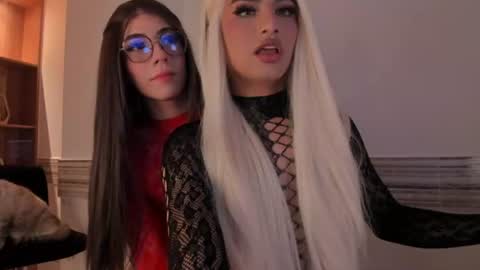 Snapshot of sophia_cambpell chatting on June 19, 10:46 pm Sophia online show from June 19, 10:46 pm