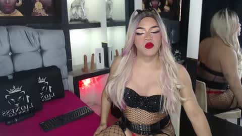 sophia_hott01 online show from November 4, 12:04 pm