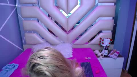     SOPHIA      online show from February 19, 7:16 pm