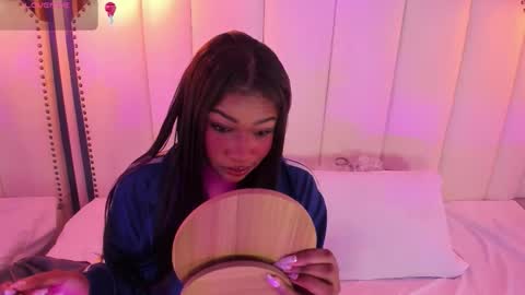 Snapshot of sophiabloss chatting on December 19, 12:01 pm Sophie online show from December 19, 12:01 pm