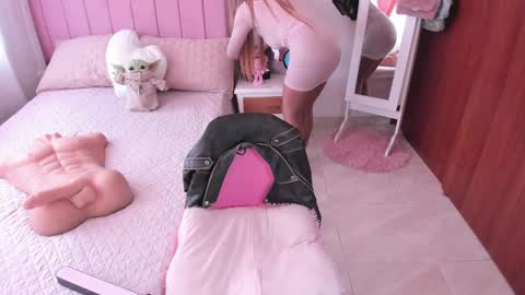 Snapshot of sophiaparker_ chatting on February 15, 1:27 pm online show from February 15, 1:27 pm