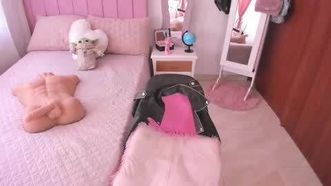 Snapshot of sophiaparker_ chatting on February 19, 2:23 pm online show from February 19, 2:23 pm