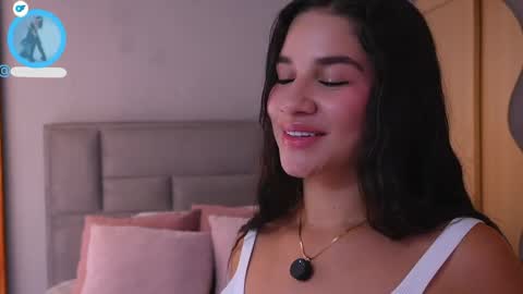 Snapshot of sophie_belton chatting on June 2, 8:33 pm sofia online show from June 2, 8:33 pm