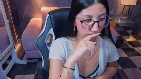 sophie_jones_b online show from April 29, 5:30 pm
