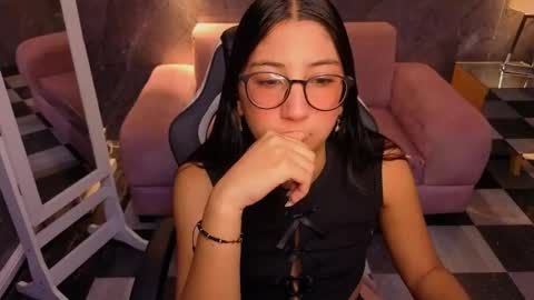 sophie_jones_b online show from May 2, 12:32 pm