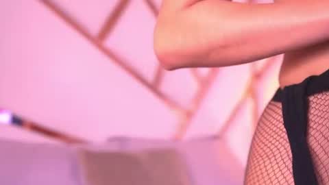 Snapshot of sophie_velvet18 chatting on June 15, 5:04 pm Sophie online show from June 15, 5:04 pm