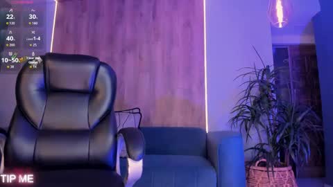Snapshot of sophiebarnett_ chatting on May 8, 1:33 am Sophie online show from May 8, 1:33 am