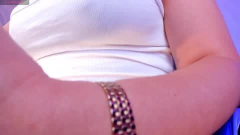 Snapshot of sophiebarnett_ chatting on June 5, 10:15 pm Sophie online show from June 5, 10:15 pm