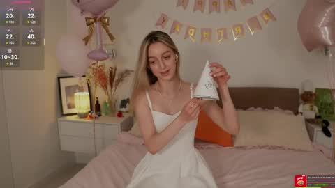 sophiebelll online show from May 16, 11:09 am