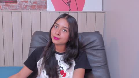 Snapshot of sophiebenson_ chatting on January 22, 3:51 pm Sophie online show from January 22, 3:51 pm