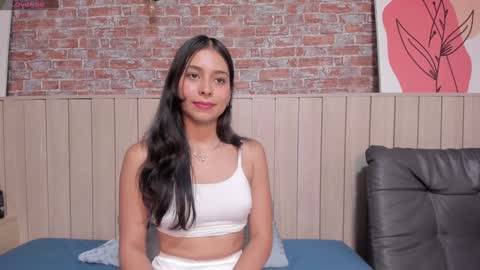 Snapshot of sophiebenson_ chatting on February 6, 6:24 pm Sophie online show from February 6, 6:24 pm