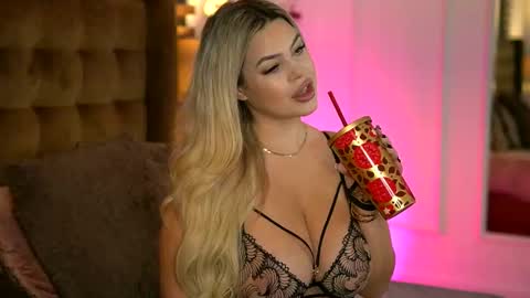 Snapshot of sophieboobsx chatting on October 29, 6:26 am Sophie online show from October 29, 6:26 am