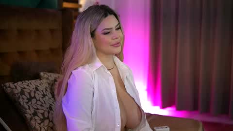 Snapshot of sophieboobsx chatting on November 22, 7:07 am Sophie online show from November 22, 7:07 am