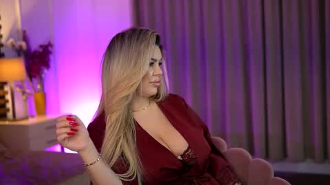 Snapshot of sophieboobsx chatting on December 15, 6:17 am Sophie online show from December 15, 6:17 am