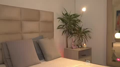 Snapshot of sophiecollins_1 chatting on June 1, 11:56 am Sophie online show from June 1, 11:56 am