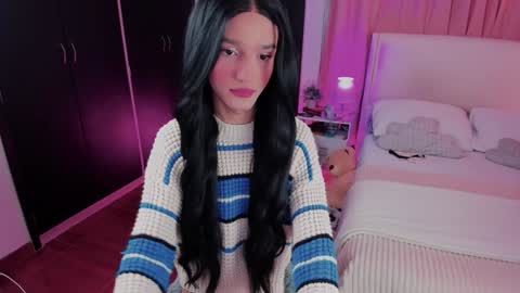 Snapshot of sophiecornett chatting on December 5, 12:11 pm    online show from December 5, 12:11 pm