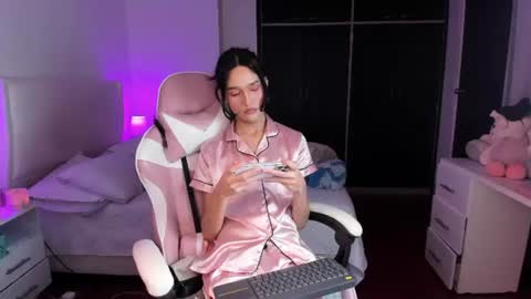 Snapshot of sophiecornett chatting on July 2, 3:23 am online show from July 2, 3:23 am