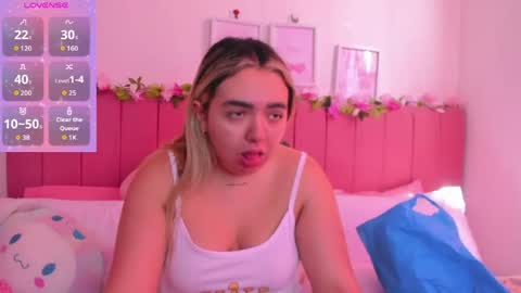 Snapshot of sophiee_rosee chatting on May 5, 2:47 pm sophiee rosee online show from May 5, 2:47 pm