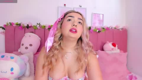 Snapshot of sophiee_rosee chatting on May 9, 5:51 pm sophiee rosee online show from May 9, 5:51 pm