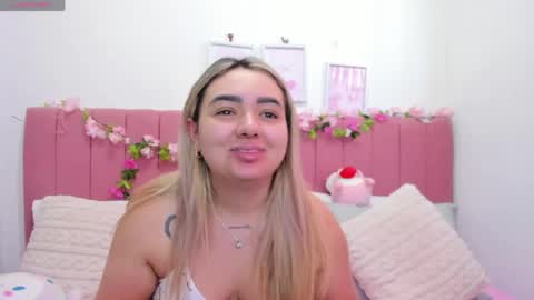 Snapshot of sophiee_rosee chatting on May 18, 8:25 pm sophiee rosee online show from May 18, 8:25 pm