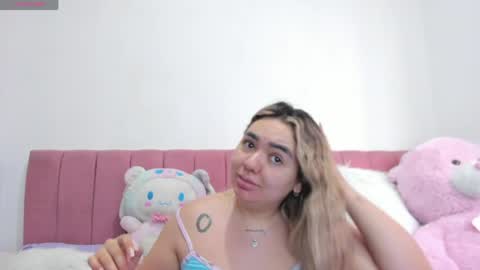 Snapshot of sophiee_rosee chatting on June 3, 9:20 pm sophiee rosee online show from June 3, 9:20 pm