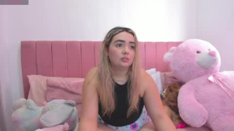 Snapshot of sophiee_rosee chatting on June 7, 6:33 pm sophiee rosee online show from June 7, 6:33 pm