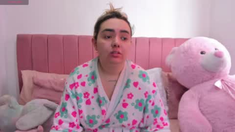Snapshot of sophiee_rosee chatting on June 8, 3:56 pm sophiee rosee online show from June 8, 3:56 pm